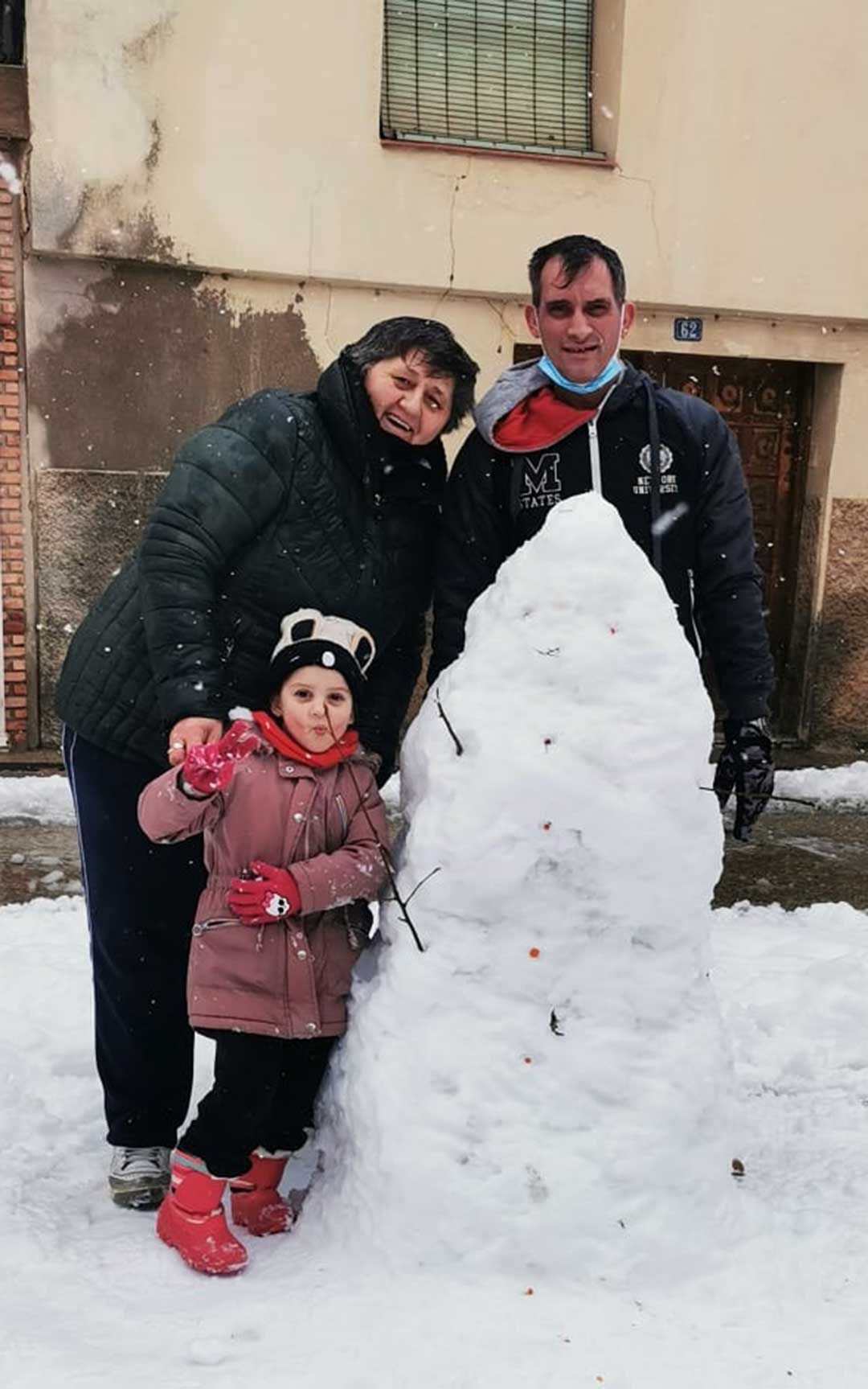 Muñeco de nieve en la capital bajoaragonesa./ María y Tete