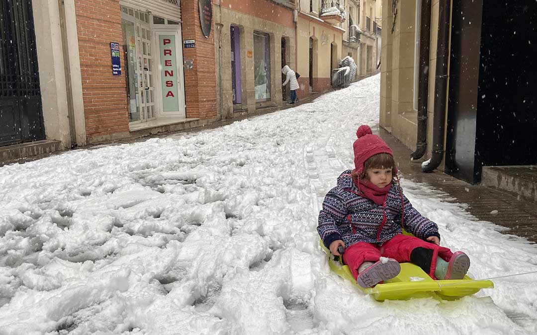 En la capital del Bajo Aragón no han dudado en sacar sus trineos para disfrutar de la nieve./ A.M.