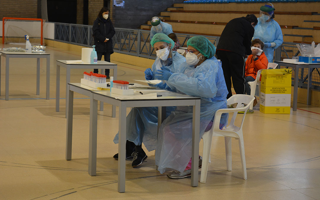 Los sanitarios se han instalado en la pista de hockey./ IULIA MARINESCU
