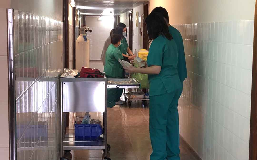 Profesionales de Hospitalización a Domicilio trabajando este miércoles en la residencia Hogar Santo Ángel de Alcañiz, donde ayer ya había 13 personas ingresadas. / LAURA CASTEL