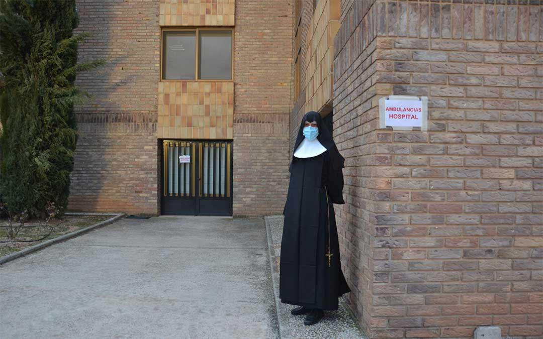 Sor Mercedes, este jueves, en el acceso habilitado en el Hogar para la llegada de las ambulancias con los pacientes no covid / L. Castel