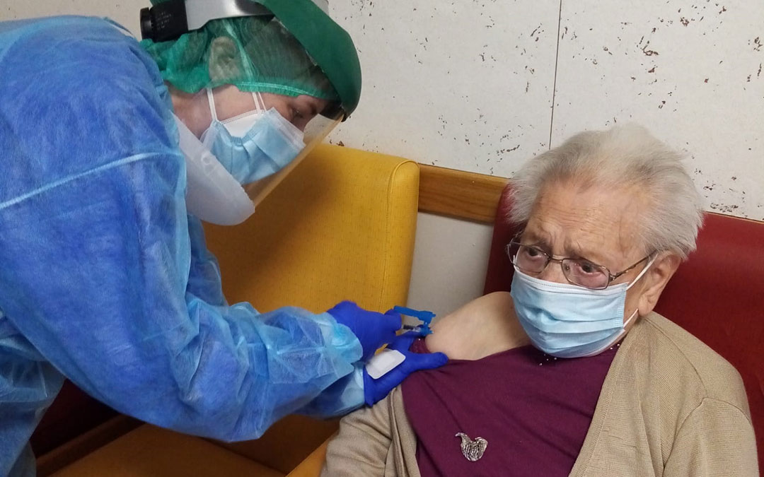 Milagros Sastre, de 102 años, vacunándose en Alcañiz. / RESIDENCIA ALCAÑIZ