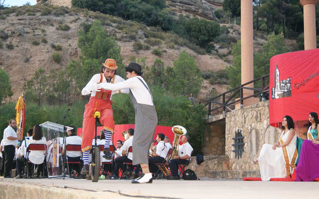 Imagen de archivo de Bengala Espectáculos actuando en una presentación de Majas en Alcorisa. / B. Severino