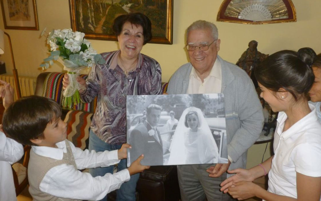 Alfredo Martínez Villavieja, junto a su esposa y su familia en una celebración. / Archivo familiar