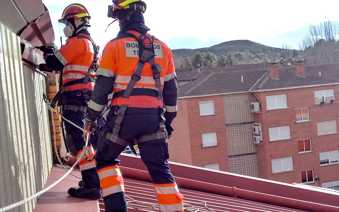 Los bomberos actuando en el pabellón de Andorra. / Bomberos DPT