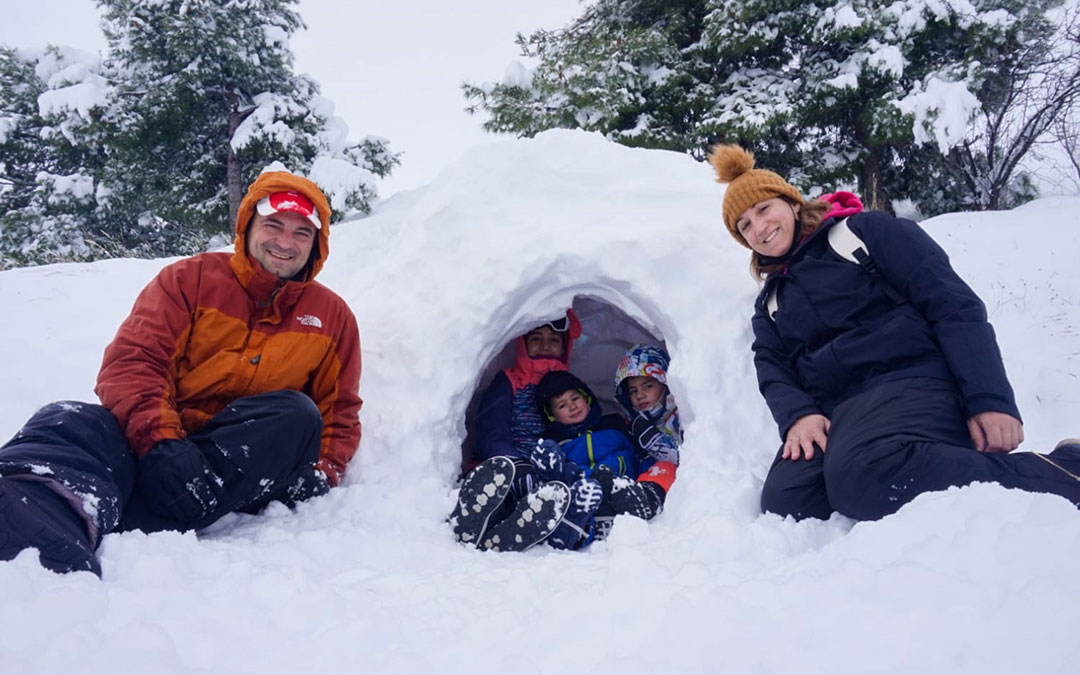 Un iglú, el mejor refugio para el frío de Andorra./ Sara, Eric y Acher Ciércoles Giménez