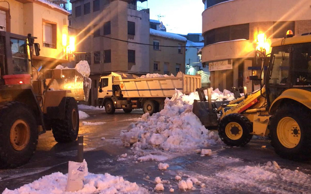 Tareas en Andorra de retirada de nieve en camiones este lunes por la mañana./ AYTO. ANDORRA