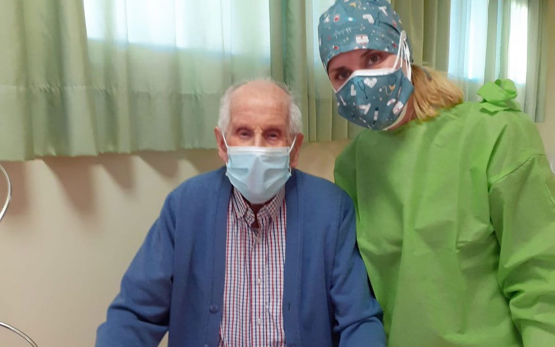 Antonio Fuster Ciprés, de 101 años, junto a Borraz tras recibir la segunda dosis. / MAS DE LAS MATAS