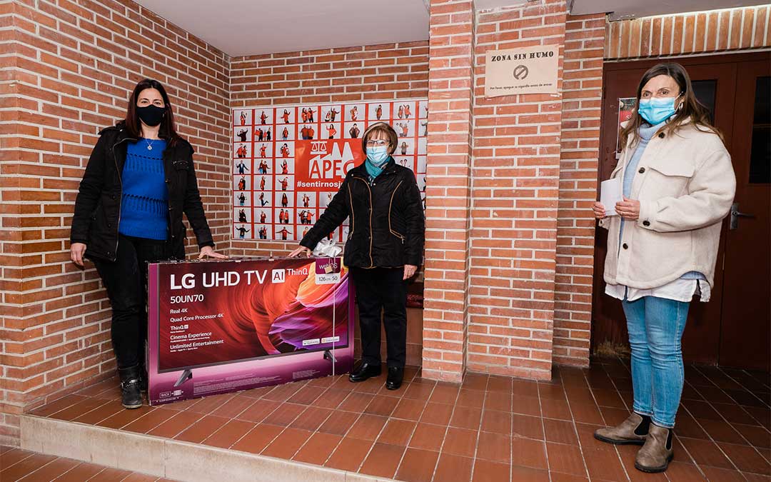 Rosa Rams se ha llevado la Smart TV de 52 pulgadas./ APEC