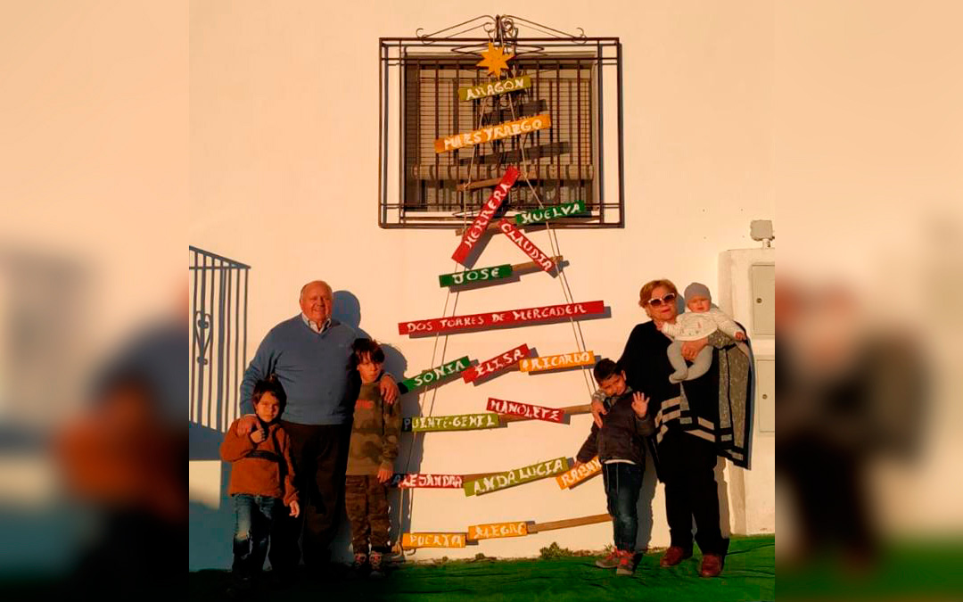 José Antonio Royo y su familia dan la bienvenida al año 2021 con su árbol inspirado en el de Dos Torres de Mercader./ L.C.