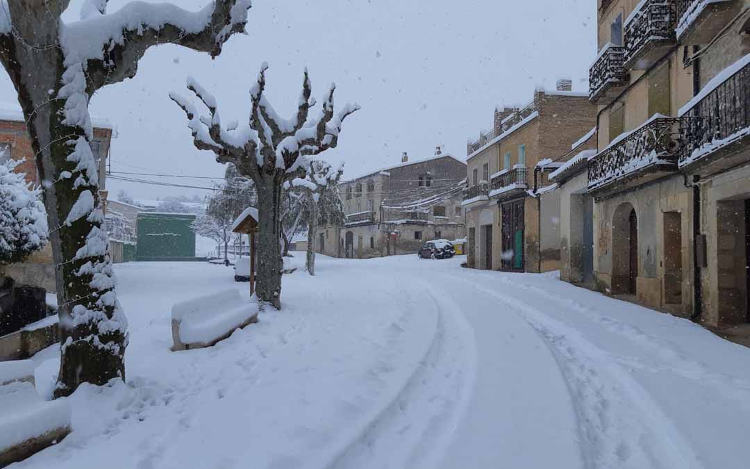 En localidades como Arens de Lledó la nevada fue histórica; los vecinos estuvieron varias horas incomunicados por carretera