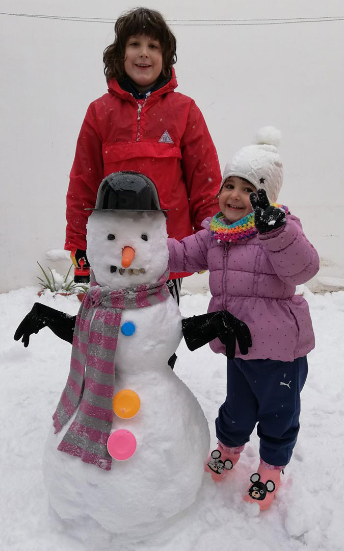 En Ariño tampoco faltaron los muñecos de nieve, además bien ataviados con bufanda y guantes./ Laura Oliva