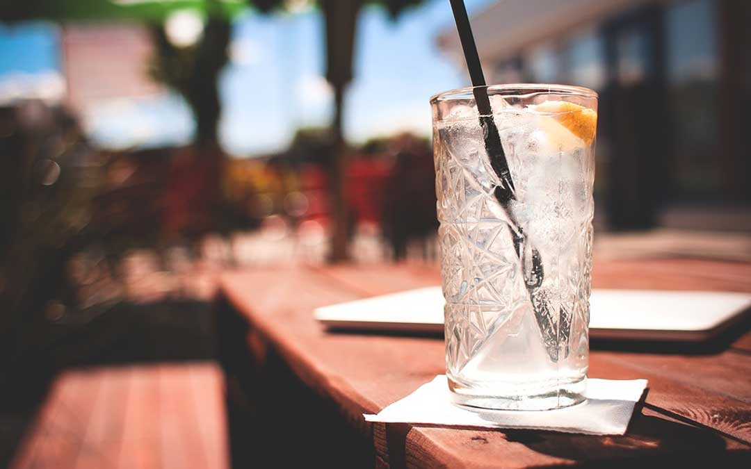 Imagen de recurso de un bar / Pixabay