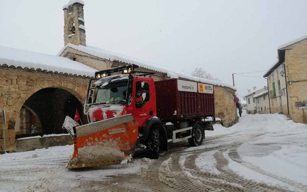 Máquina quitanieves de la comarca del Matarraña durante las labores de limpieza el sábado./ L.C.