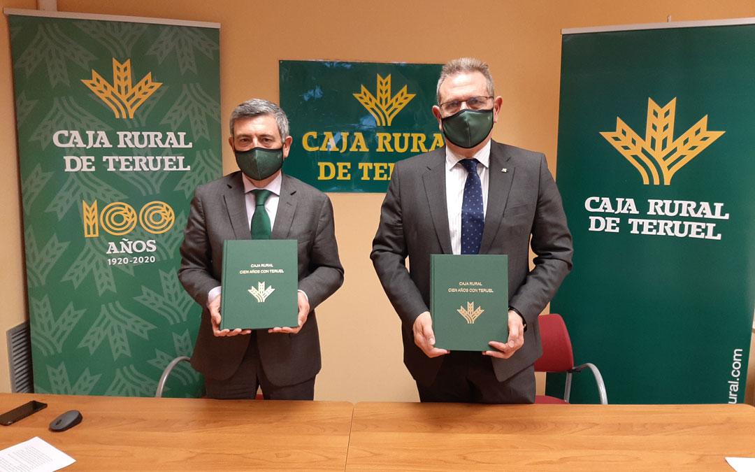 El Jefe de Área de Negocio, Ángel Espinosa y el presidente de la entidad, José Cuevas, con el libro del Centenario. / Caja Rural de Teruel