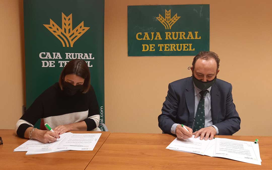 Emilio Mallén, Jefe de Zona del Bajo Aragón de Caja Rural de Teruel; y Montse Thomson, presidenta de la Asociación Turismo Bajo Aragón; han firmado el convenio / Caja Rural