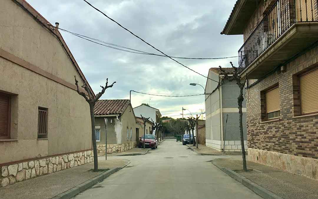 Imagen de la calle en la que tuvo lugar el primer encuentro del niño con la furgoneta. Imagen: L.C.