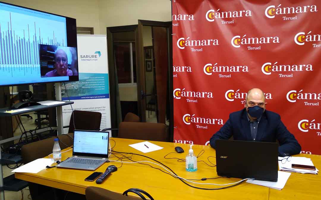El presidente de Cámara de Comercio, Antonio Santa Isabel, en la sede. Detrás, por Zoom, el director del estudio, Marcos Sanso. / CÁMARA DE COMERCIO