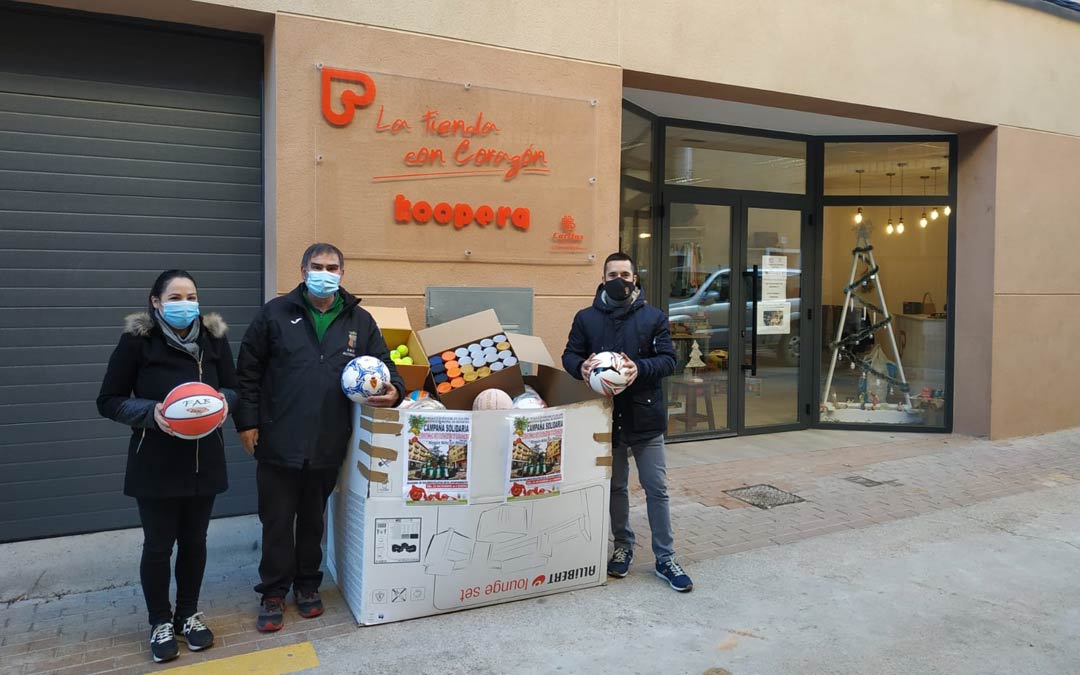Entrega de los balones y pelotas dentro de la campaña 'Ningún niño sin pelota' de Alcorisa./Ayto. Alcorisa