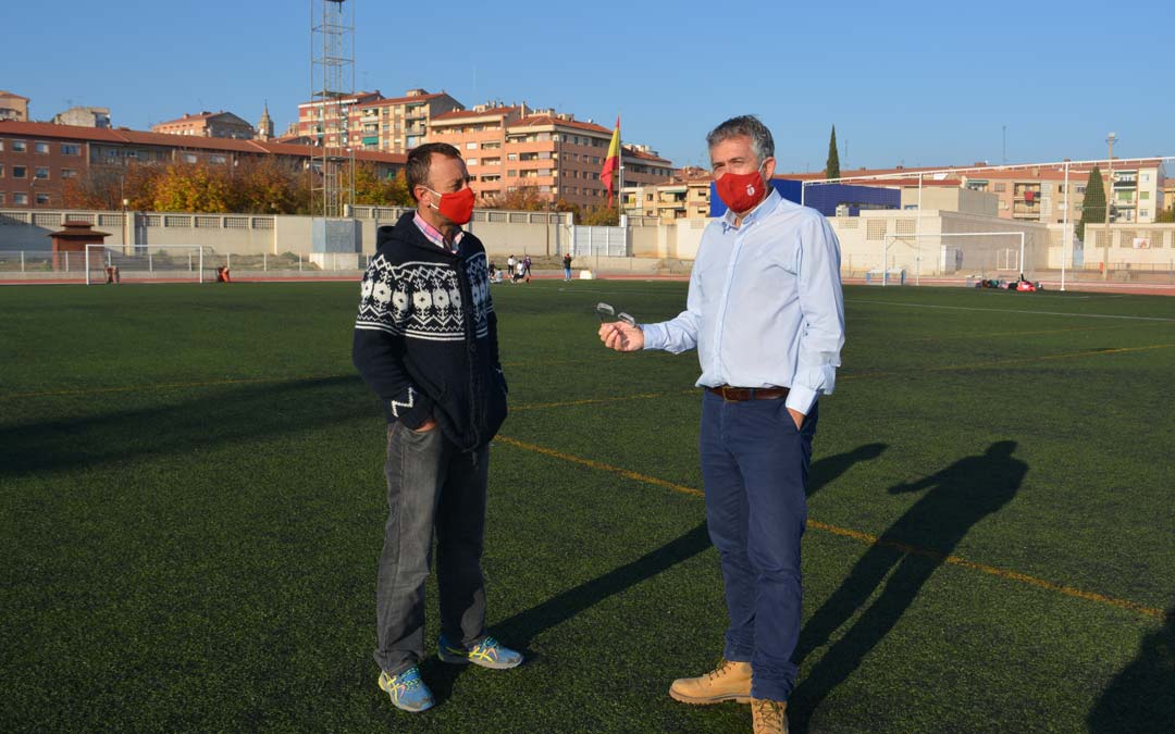 Kiko Lahoz y David Herraez en el campo de futbol del polideportivo de Alcañiz./Ayto.Alcañiz