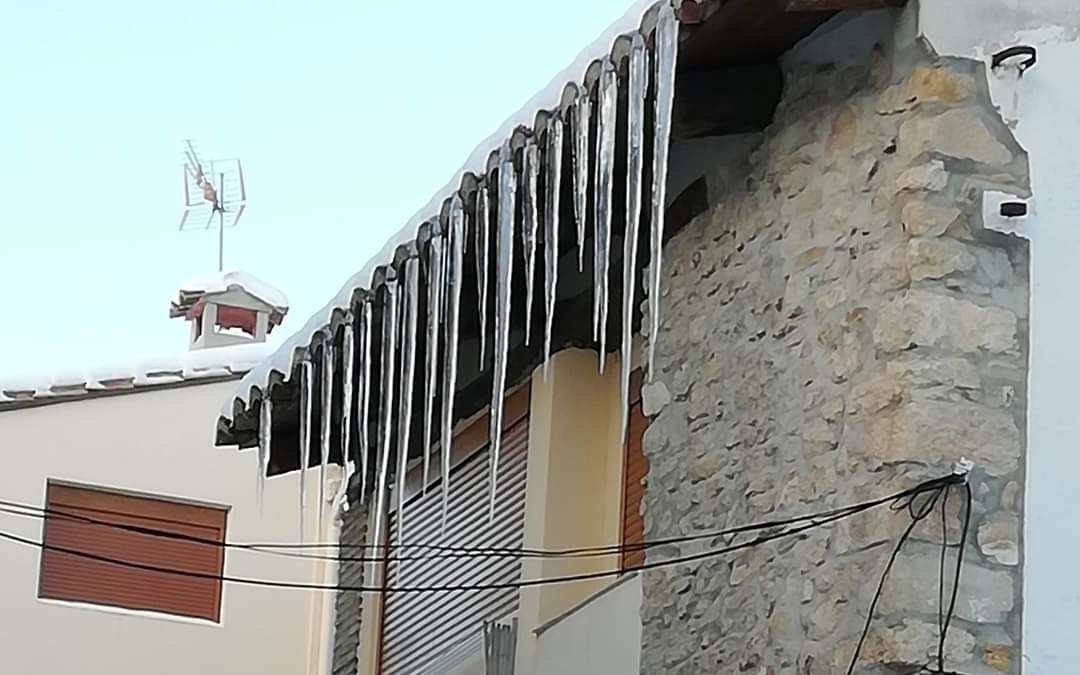 Carámbanos en Aliaga a consecuencia del intenso frío./Sergio Uche