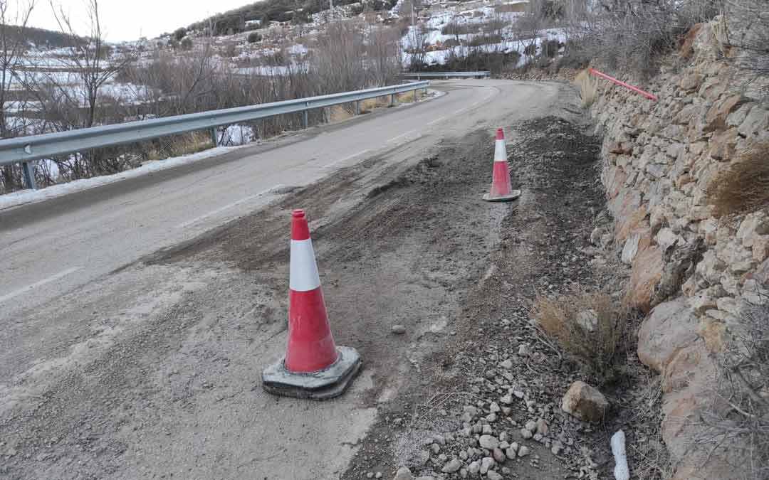 Desperfectos de la carretera agravados por la borrasca Filomena./J. R. Tena