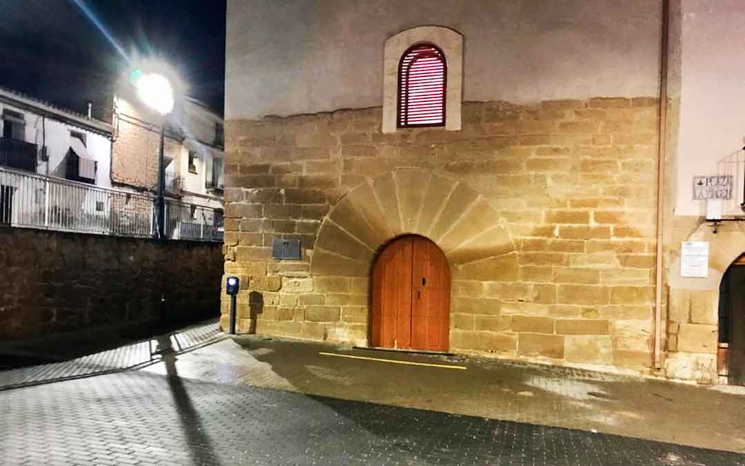 El punto de recarga para coches eléctricos se ubica en la céntrica plaza de la Virgen, aunque no se descarta añadir más. Ayuntamiento Chiprana