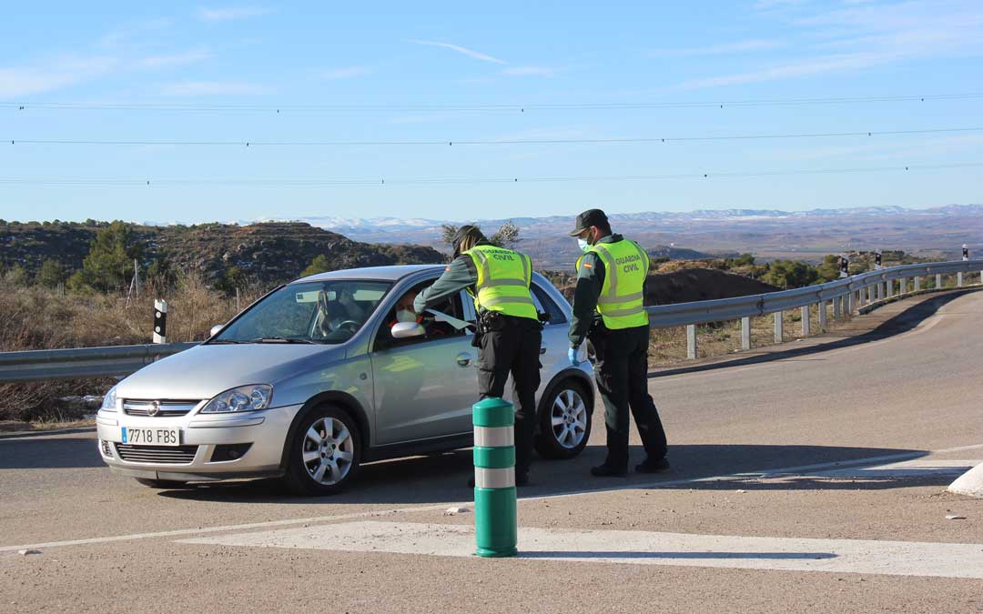 Control de la Guardia Civil a la salida de Alcañiz / L. Castel