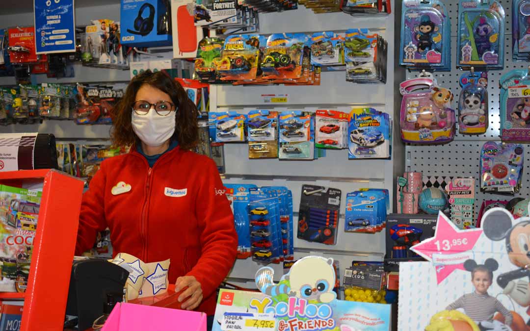 Atendiendo las ultimas compras en Juguetos Alcaniz./I.M.