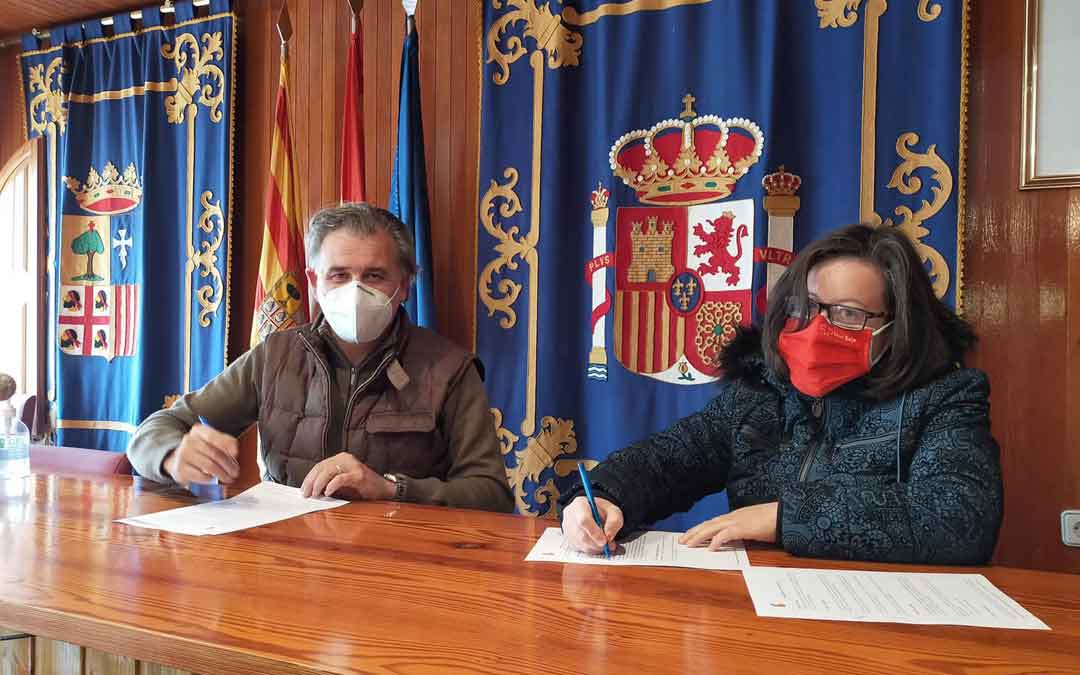 Joaquín Moreno, alcalde de Utrillas, junto a María Isabel Martínez, presidenta de la Asamblea de Cruz Roja en Cuencas Mineras. Foto: J.J.