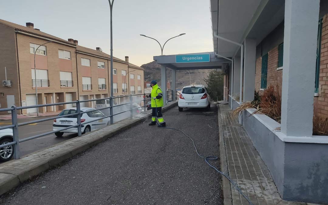 Un operario de la brigada municipal de Utrillas desinfecta los exteriores del centro de Salud./Ayto. Utrillas
