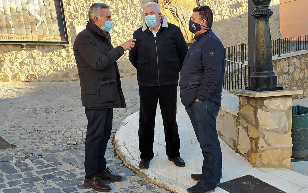 El diputado adjunto a Presidencia, José Luis López, con los alcaldes pedáneos de Concud y Caudé, Carlos Valero y Santiago Gonzalvo./DPT