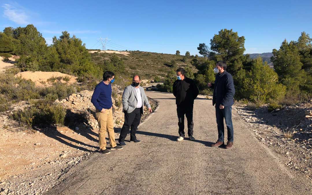 Los diputados, Alberto Izquierdo y Pedro Bello, con el alcalde y un edil de Aguaviva, en la carretera que une el pueblo con Las Parras de Castellote. / DPT