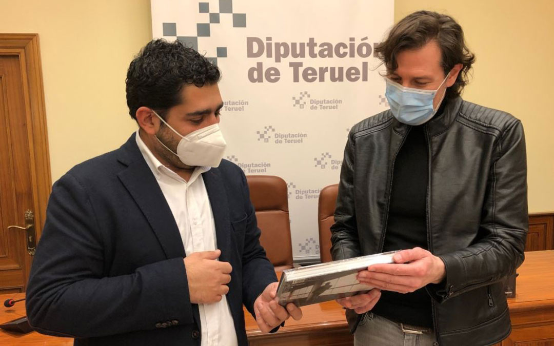 El diputado delegado de Cultura, Diego Piñeiro, junto al fotógrafo Miguel Sebastián autor de 'Buñuel, una maleta sin viaje'. / DPT