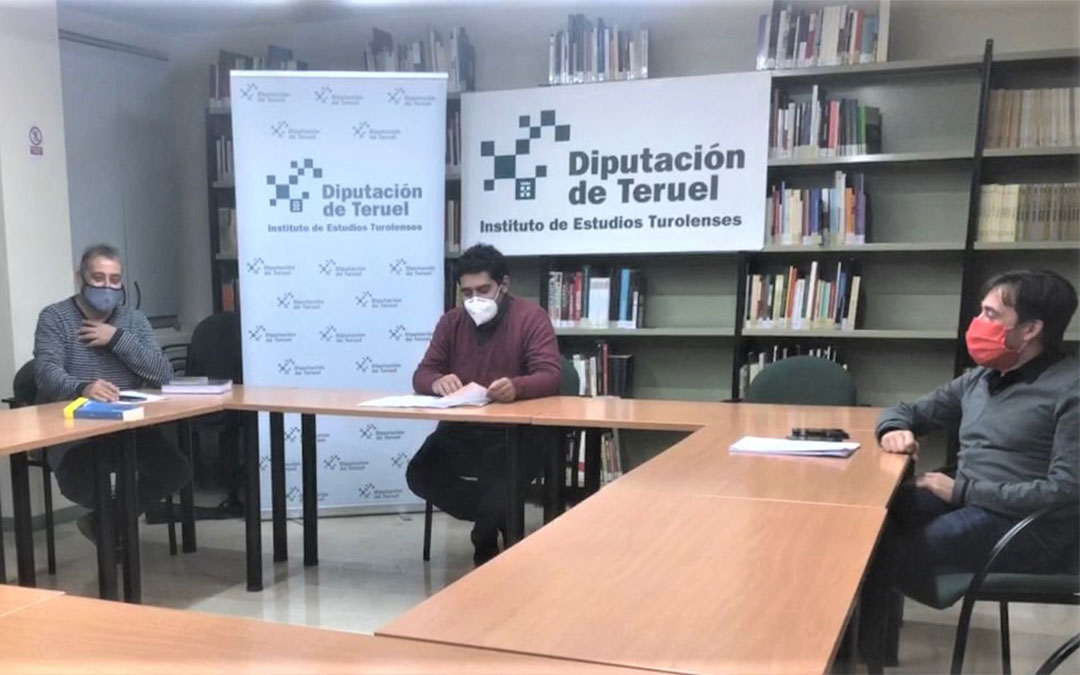 Una reunión de parte de los miembros del área audiovisual del IET con el diputado delegado Diego Piñeiro y el director de la entidad, Nacho Escuín./ DPT