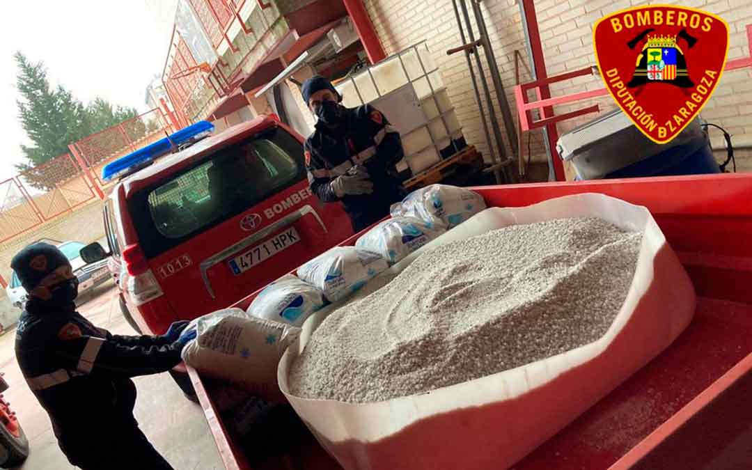 Bomberos de DPZ con el camión lleno de sal.