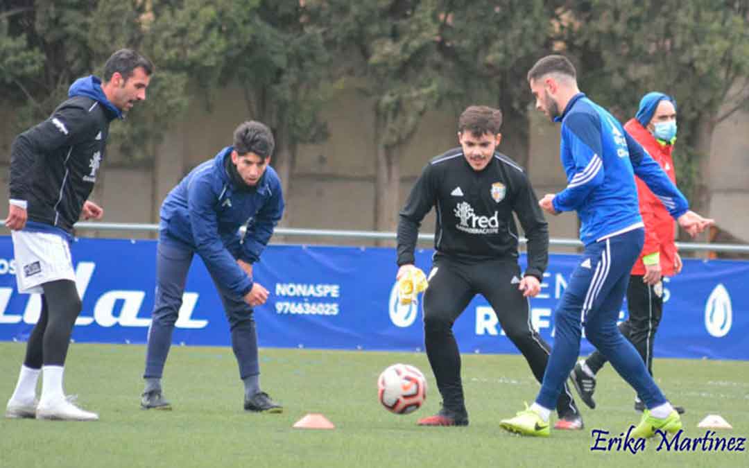 Jugadores del CD Caspe durante un entrenamiento en Los Rosales. Imagen: Erika Martinez