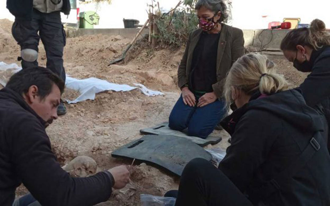Proceso de exhumación en Andorra. En la imagen, May Borraz, nieta de Sebastián Blasco. /ARMH