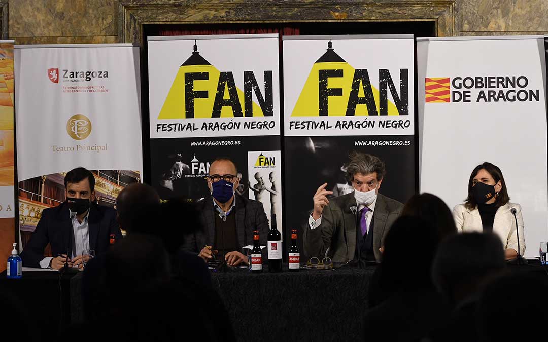 Rueda de prensa de la presentación del FAN en el Teatro Principal de Zaragoza. En la imagen, Juan Bolea, director del festival, junto a representantes del Gobierno de Aragón./ FAN