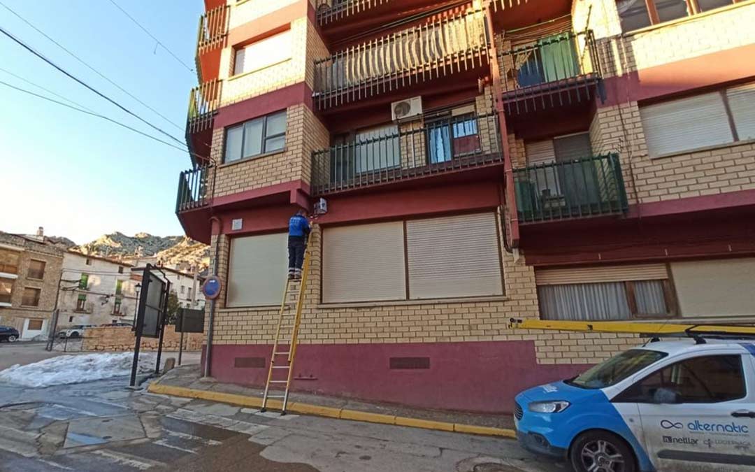 Operario de Alternatic-Netllar trabajando este lunes en Castellote./D. Giner