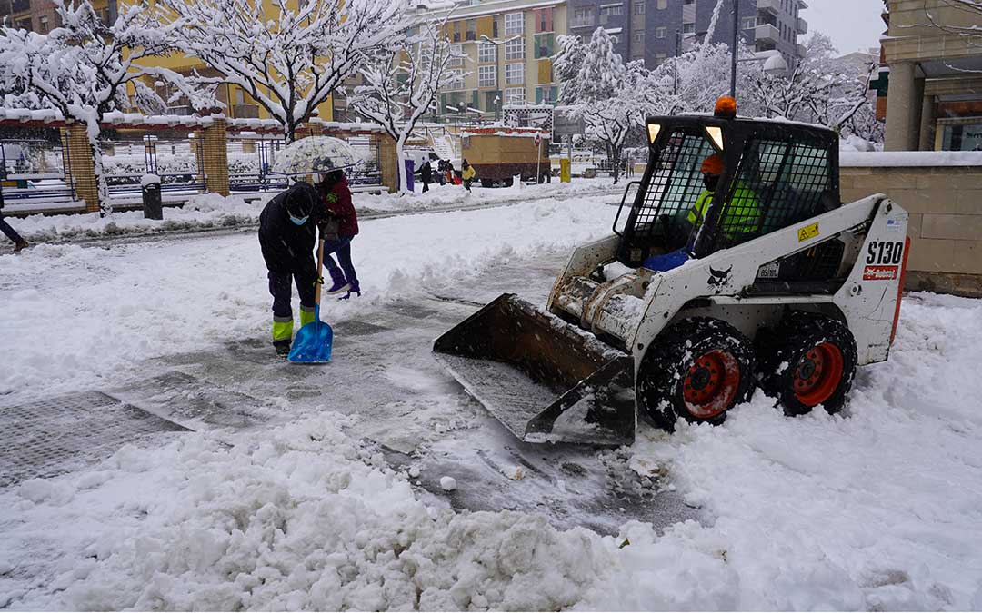 Limpieza en la avenida Aragón desde primera hora. / Juan Peñalver