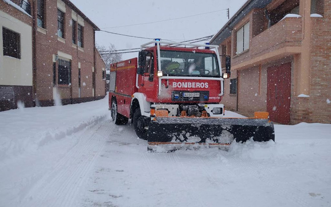 Bomberos del Parque de Montalbán con la quitanieves. / Diputación de Teruel