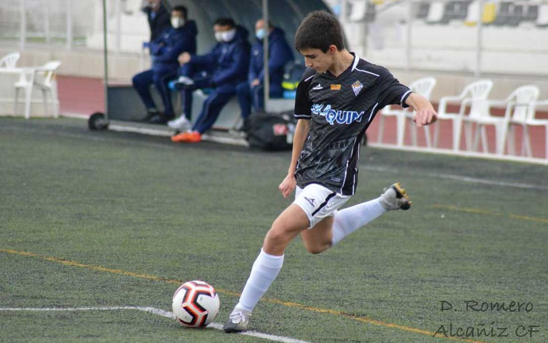 Urrios en el momento de golpear el balón que propició el primer gol local. Foto: D.R.