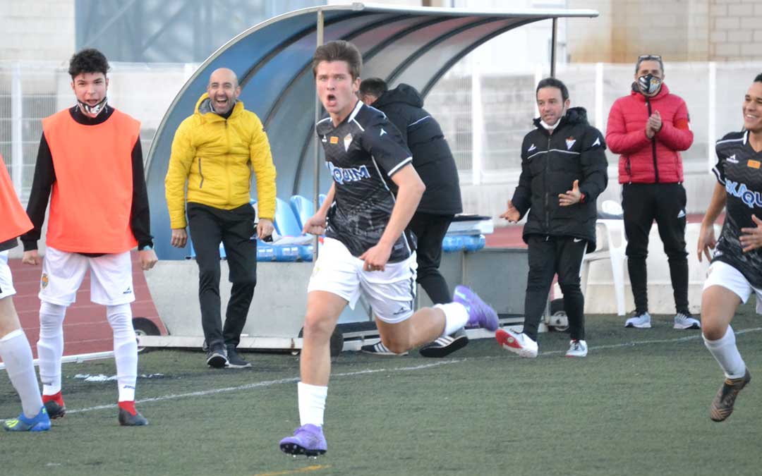 Bruno autor del primer gol del Alcañiz ante el Racing Club ZGZ. Foto: J.V.