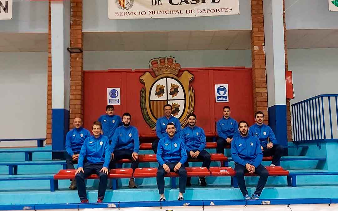 Algunos jugadores y representantes del primer equipo de FS Caspe. Imagen: FS Caspe