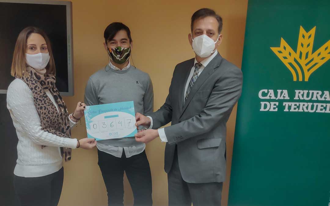 La Asociación de Comercio y Servicios de Alcañiz ha realizado este viernes el sorteo del boleto ganador en la sede de la Caja Rural en Alcañiz / ACSA