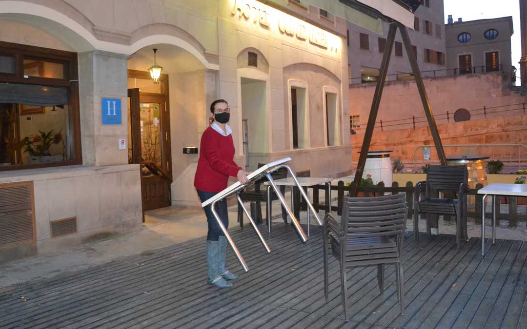 Inma Crespo, del hotel restaurante Guadalope, recogiendo la terraza./ L. Castel