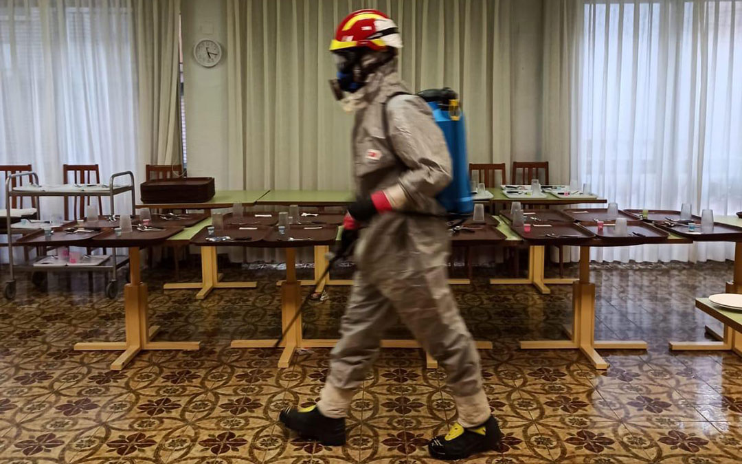 Desinfección en el interior de la Residencia San Valero de Híjar. / Bomberos DPT