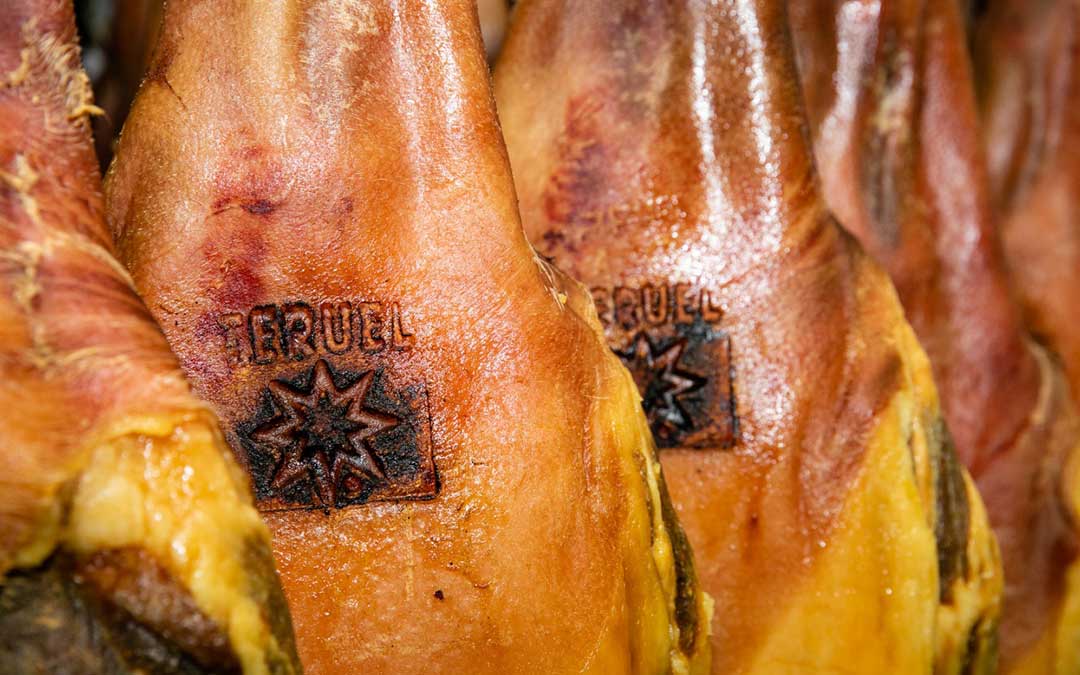 Imagen de varias piezas pertenecientes a la Denominación de Origen Protegida Jamón de Teruel./ DOP Jamón de Teruel