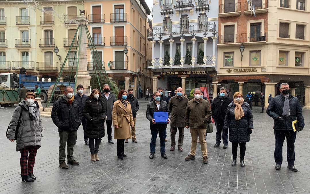 Juste mostró este jueves su fuerza entregando sus más de 400 avales junto con los principales cargos del PP de la provincia / PP Teruel